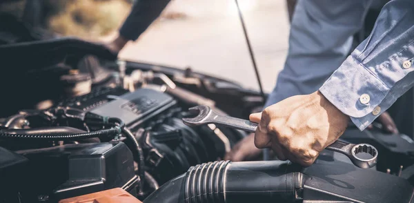 Detailní Záběr Ruky Automechanik Pomocí Klíče Opravu Automobilového Motoru Koncepce — Stock fotografie