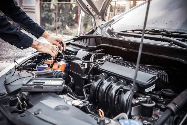 Automechaniker Mit Messgeräten Zur Festen Überprüfung Der Autobatterie Konzepte Von — Stockfoto