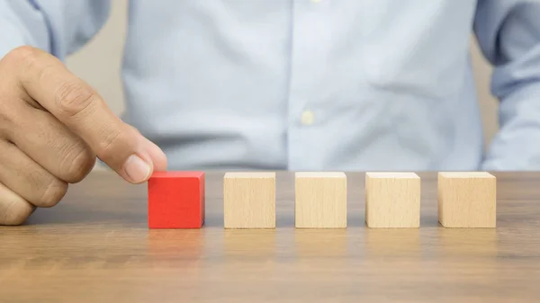 Primo Piano Mano Scegliere Cubo Legno Blocchi Giocattoli Impilati Senza — Foto Stock