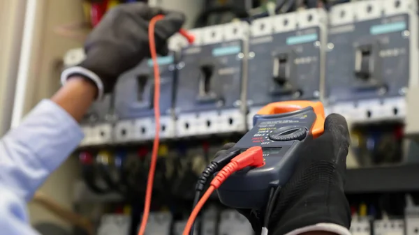 Ingeniero Eléctrico Que Utiliza Equipos Medición Digitales Varios Medidores Para —  Fotos de Stock