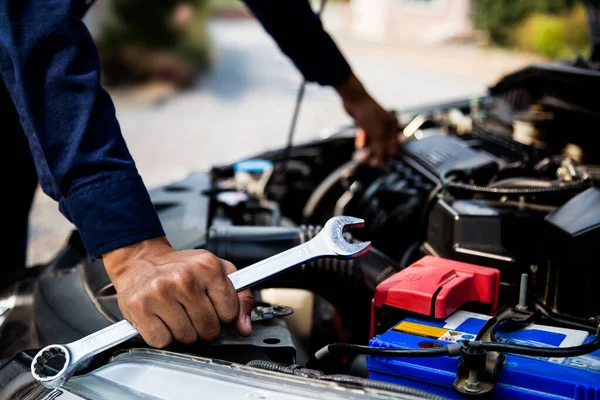 Närbild Hand Auto Mekaniker Med Skiftnyckel För Att Reparera Bil — Stockfoto