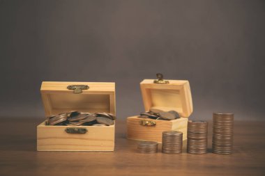 Para biriktirme fikirleri ve finansal planlama sigortası için para yığını grafikler şeklinde dizilmiştir..
