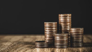 Para biriktirme fikirleri ve finansal planlama sigortası için para yığını grafikler şeklinde dizilmiştir..