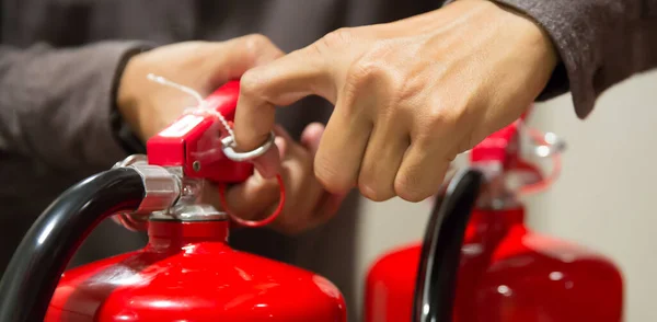 Brandschutztechniker Überprüfen Die Sicherheitsnadel Des Roten Feuerlöschtanks Der Ausfahrtstür Gebäude — Stockfoto