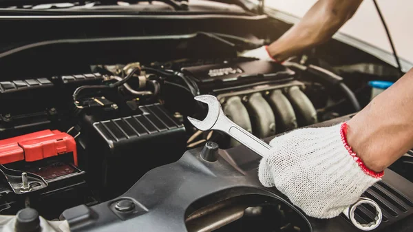 レンチを使用して車のエンジンを修理する自動車整備士のクローズアップ手 車の修理サービスと保険の概念 — ストック写真