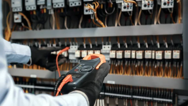 Elektrotechnik Používající Digitální Multimetrová Měřicí Zařízení Kontrole Napětí Elektrického Proudu — Stock fotografie