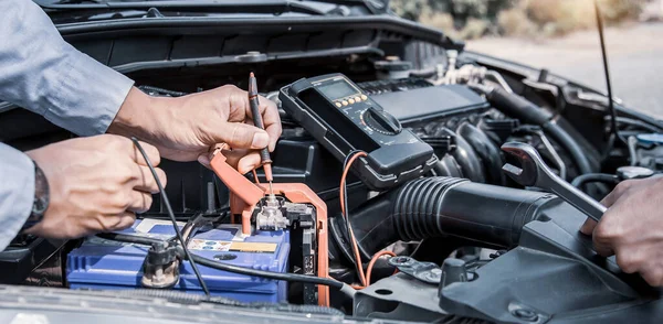 Auto Mekaniker Med Hjälp Mätutrustning Verktyg För Att Fixa Kontrollera — Stockfoto