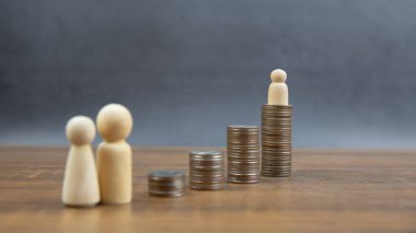 Para biriktirme fikirleri ve finansal planlama sigortası için para yığını grafikler şeklinde dizilmiştir..
