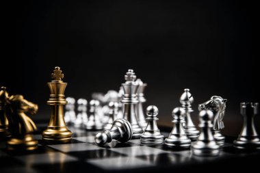 Gümüş satranç takımı liderliği ve iş stratejisi yönetimi ve liderliği kavramlarıyla karşı karşıya.