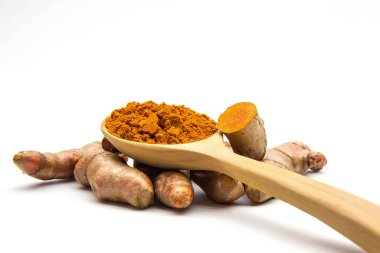 Beyaz arkaplanda bitkisel ilaç yapmak için ham zerdeçal (Curcuma longa Linn) malzemeleri.