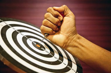 Ok hedefi tam ortasından vuruyor, Oku iş odaklanma ve hareket konsepti için dart merkezine tutuyor..