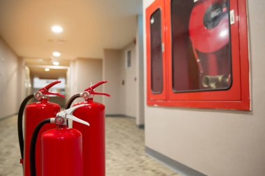 Kırmızı yangın söndürücü binanın içinde..