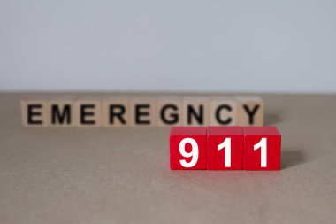 Yangın ve acil durum ikonu ile dolu ormanlık bloklarda 911 güvenlik kavramı için.