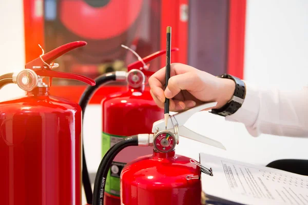 Engenheiro Verificando Extintor Incêndio — Fotografia de Stock