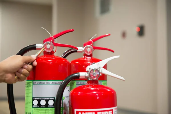 Les Pompiers Vérifient Manomètre Réservoir Extincteurs Rouges Dans Bâtiment — Photo