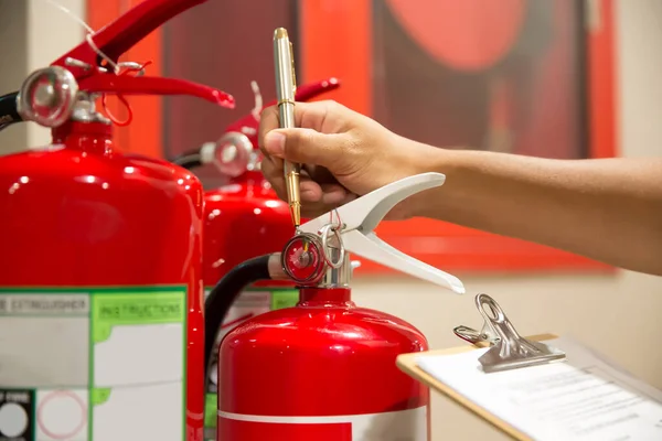 Bombeiros Estão Verificando Medidor Pressão Tanque Extintores Incêndio Vermelho Prédio — Fotografia de Stock