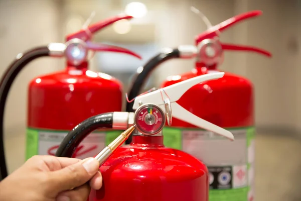 Brandmannen Kontrollerar Tryckmätaren Brandsläckartanken Byggnaden — Stockfoto