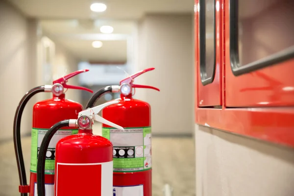 Alat Pemadam Api Merah Ada Dalam Gedung — Stok Foto