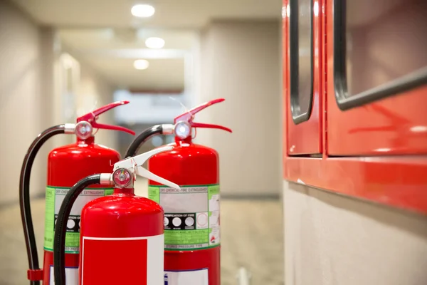 Extincteur Rouge Est Dans Bâtiment — Photo