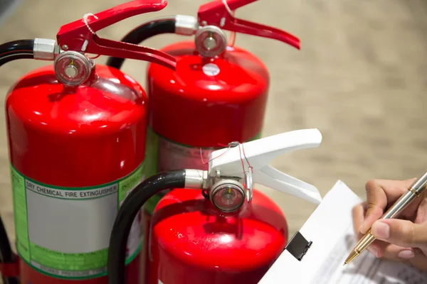 Bombeiros Estão Verificando Medidor Pressão Tanque Extintores Incêndio Vermelho Prédio — Fotografia de Stock