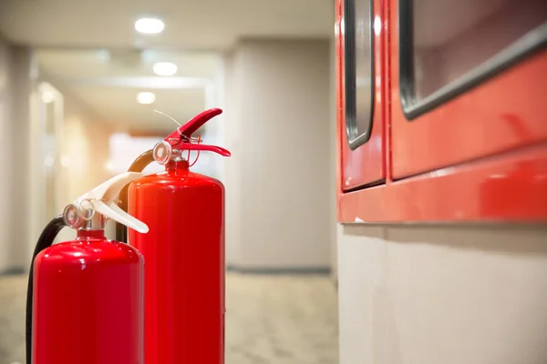 Kırmızı Yangın Söndürücü Binanın Içinde — Stok fotoğraf