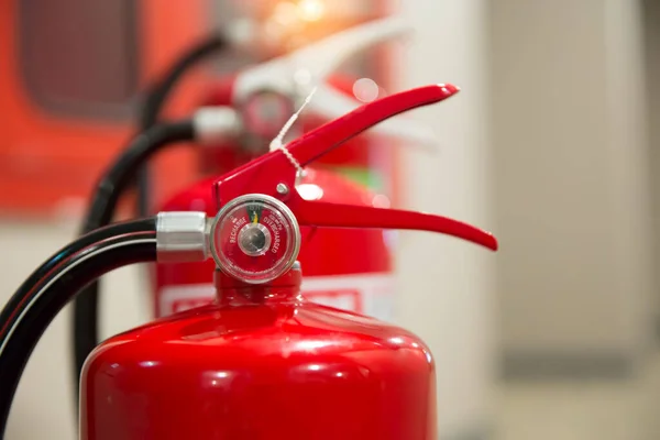 Röda Brandsläckare Tank Byggnadskoncepten För Brandskydd — Stockfoto