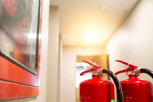 Der Rote Feuerlöscher Ist Gebäude — Stockfoto