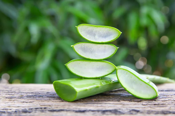 Čerstvé Listy Aloe Vera Plátky Dřevěném Stole Pro Zdravotní Produkty — Stock fotografie