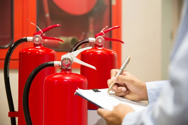Los Bomberos Están Comprobando Manómetro Del Tanque Extintores Rojos Edificio —  Fotos de Stock