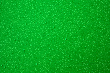 Serin ve taze doku için yeşil arka planda su damlacıkları.