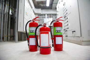 Yangın önleme ve itfaiye ekipleri için acil durum güvenliği kavramlarında kırmızı yangın söndürme tüpleri var..