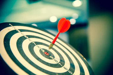İş odaklı konsept için hedef tahtasına kırmızı dart oku isabet ediyor.