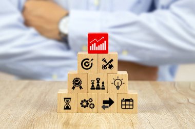 Grafik, iş büyümesini kırmızı bir tahta blokta gösteriyor. Ve finansal ticari başarı kavramları için ahşap bir blok üzerinde iş stratejileri planlamak.