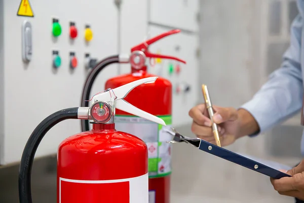 Bombeiros Estão Verificando Medidor Pressão Tanque Extintores Incêndio Vermelho Prédio — Fotografia de Stock