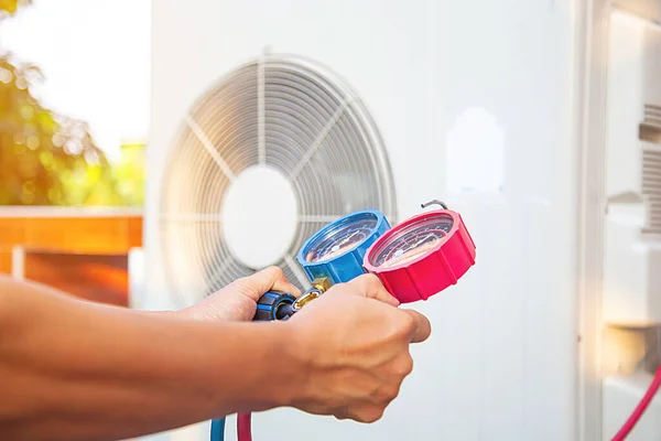 Les Mains Technicien Utilisent Outil Mesure Pour Vérifier Pompe Vide — Photo