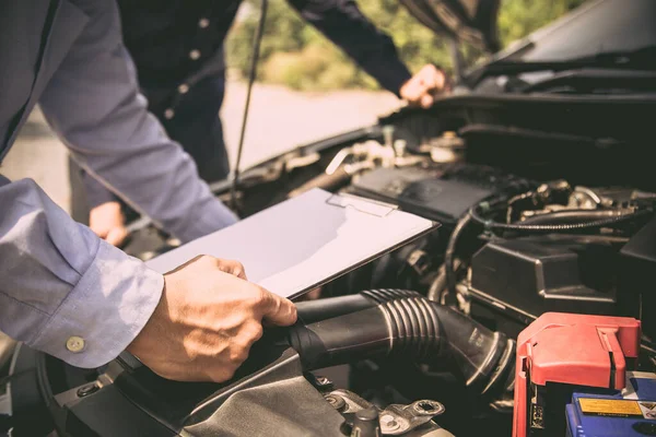 Automatisk Mekaniker Med Hjälp Checklista För Bilmotorsystem Efter Fast Begrepp — Stockfoto