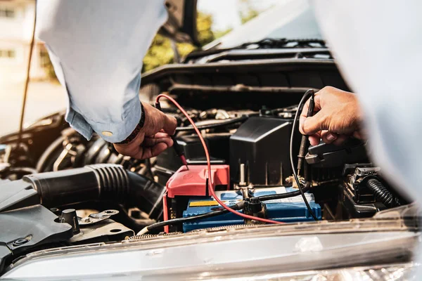 チェックカーバッテリーを修正するための測定機器ツールを使用して自動車整備士 旧車修理サービスと保険の概念 — ストック写真