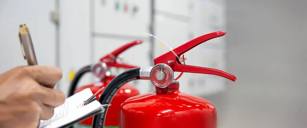 Bombeiros Estão Verificando Medidor Pressão Tanque Extintores Incêndio Vermelho Nos — Fotografia de Stock