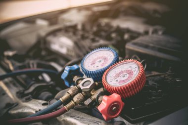 Manifolt göstergesi, araba bakım ve sigorta hizmetlerinin klimalarını doldurmak için kullanılan ekipman ölçme aracıdır.