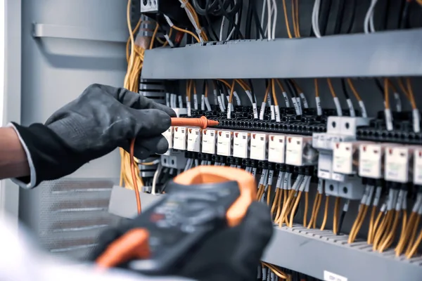 Engenheiro Elétrico Usando Multímetro Digital Está Medindo Equipamentos Para Verificar — Fotografia de Stock