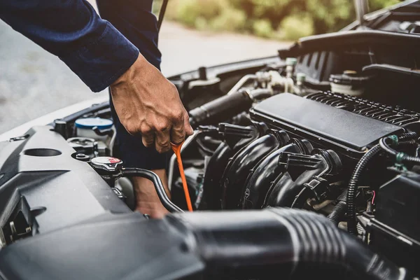 Auto Mekaniker Kontrollerar Fordonets Motoroljenivå Till Att Ändra Bil Motor — Stockfoto