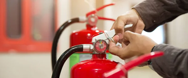 Ingegnere Protezione Antincendio Controlla Perno Sicurezza Degli Estintori Rossi Serbatoio — Foto Stock