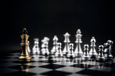 Kral altın satranç takımı, liderlik, iş stratejisi ve Rick yönetimi kavramlarına meydan okumak için gümüş satranç takımının karşısında duruyor..