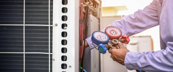 Tecnico Sta Riempiendo Condizionatori Aria Industriali Della Fabbrica Dopo Pulizia — Foto Stock