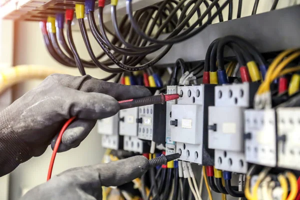 电气工程师使用测量设备检查断路器和电缆布线系统的电流电压 用于主配电板的维修 — 图库照片