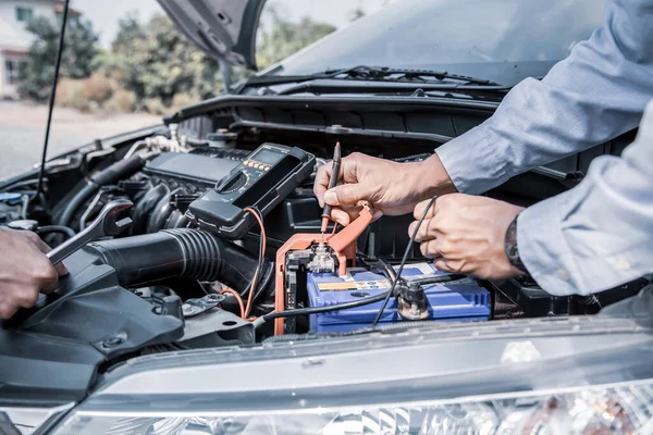 Auto Mekaniker Använder Mätutrustning Verktyg För Att Kontrollera Bilbatteriet Begrepp — Stockfoto