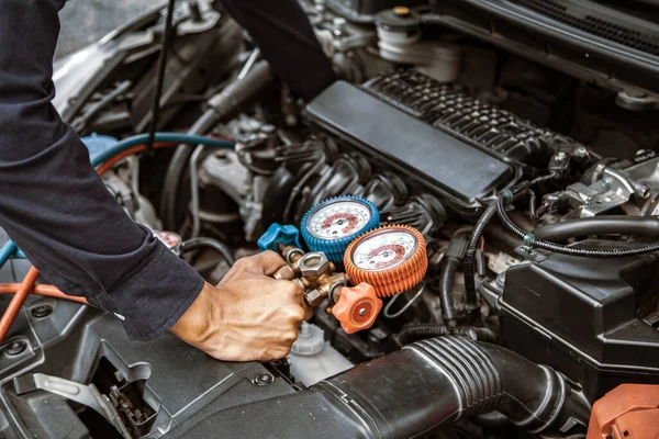 Auto Mekaniker Använder Mätutrustning Verktyg För Att Fylla Bil Luftkonditioneringsapparater — Stockfoto