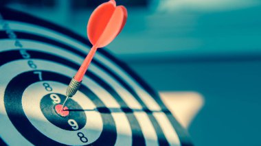 Hedef tahtası ya da dart tahtası, iş hedefleme ve kazanma hedefleri için hedefin merkezine kırmızı ok atarak vurur..