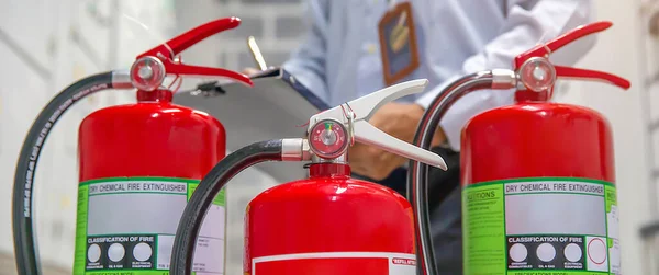 Brandweerlieden Controleren Rode Brandblussers Tank Bouwconcepten Brandpreventie Nood Veiligheidsredding Van — Stockfoto