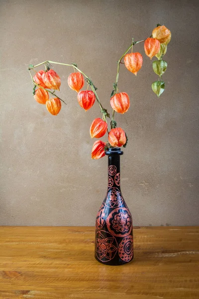 Herbstliches Stillleben Mit Physalis Alkekengi Verzierter Flasche Auf Holzbrett Vor — Stockfoto